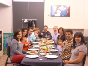 la familia disfrutando de la comida