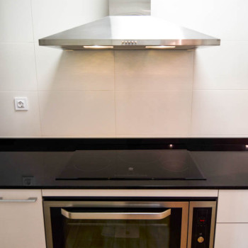 Horno y placa vitrocerámica de inducción de 90 cm, y campana extractora