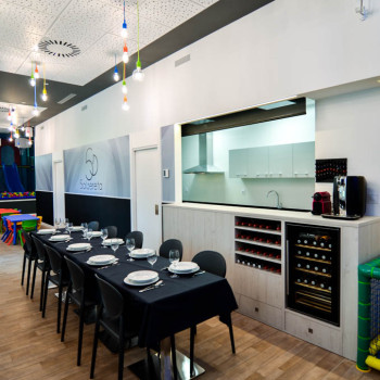 Comedor con cubertería y vajilla, vinoteca, grifo de cerveza y cafetera Nespresso