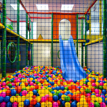 Tobogán y piscina de bolas del parque infantil