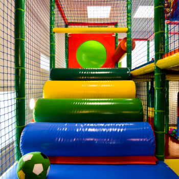 Rampa multicolor del parque infantil