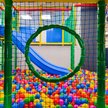 Piscinas de bolas del parque infantil en dos alturas