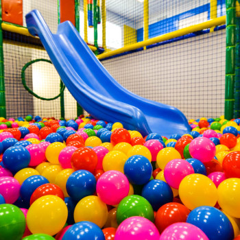 Tobogán y piscina de bolas del parque infantil