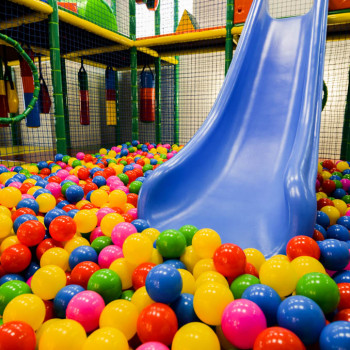 Tobogán y piscina de bolas del parque infantil