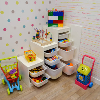 Juguetes variados del cuarto de juegos