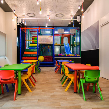 Comedor y parque infantiles de uso exclusivo para los clientes del local