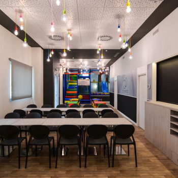 Comedor para adultos, comedor para niños y parque infantil