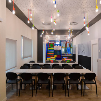 Comedor para adultos, comedor para niños y parque infantil de la sala de alquiler