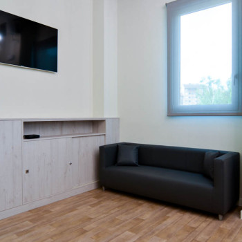 Salón con sofá y televisión