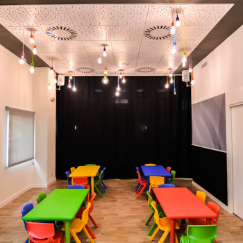 Comedor para niños con el parque infantil tapado