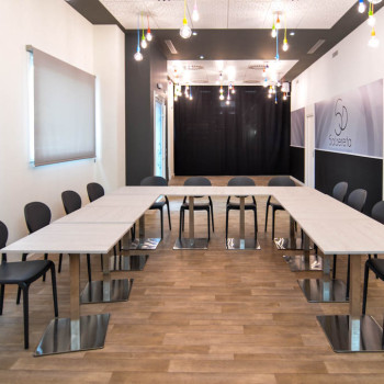 Salón de Salsereta dispuesto para una tertulia o mesa redonda