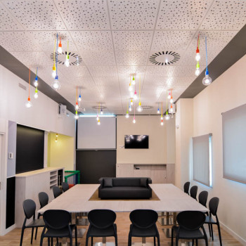 Salón del local para una tertulia o mesa redonda