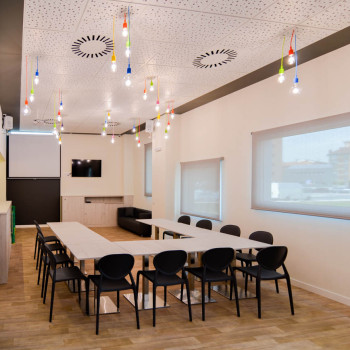 Salón del local para un curso, una reunión o una degustación