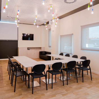 Salón del local para un curso, una reunión o una degustación