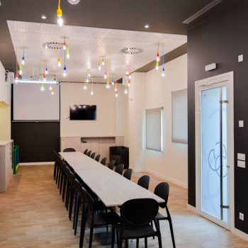 Comedor de la sala para un cumpleaños, comida o cena de equipo