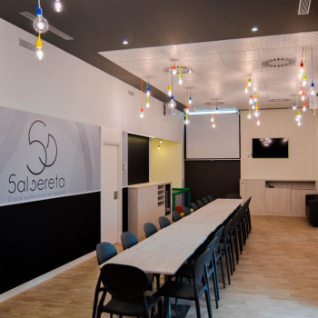 Comedor del local para una comida o cena de empresa