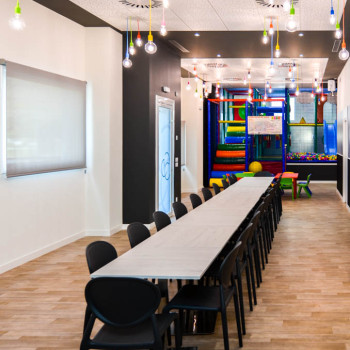 Comedor de la sala para un cumpleaños, comida o cena de cuadrilla